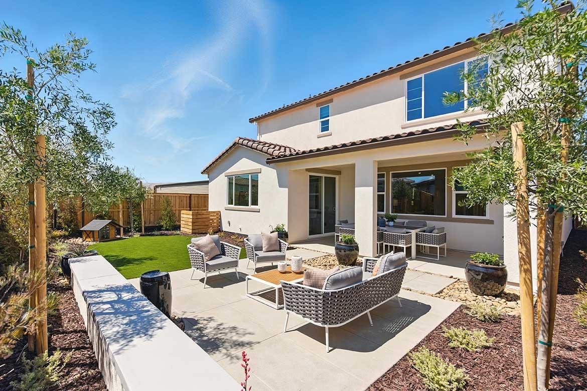 KnollsBlog_ModelBack_1170x780