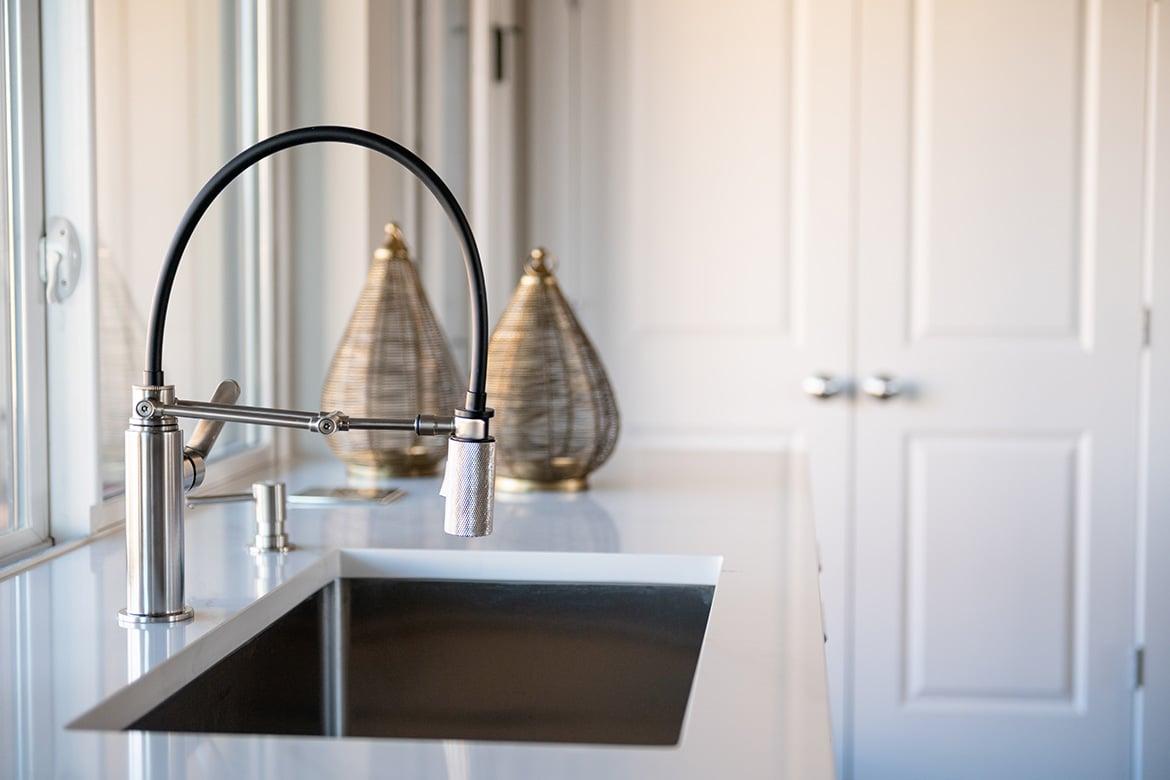 Water-efficient kitchen faucet